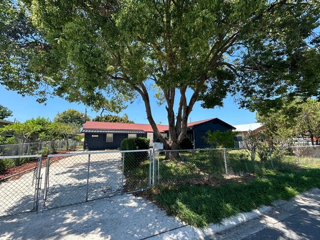Foto del edificio - Renovated 3 Bedroom, 2.5 Bath Single Famil...