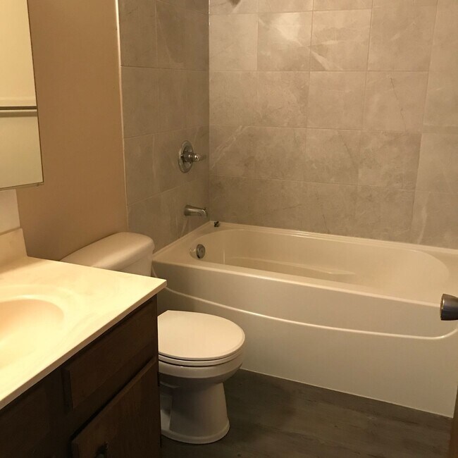 Photo du bâtiment - 3 Bed 1.5 Bath Unit in Red Deer, AB