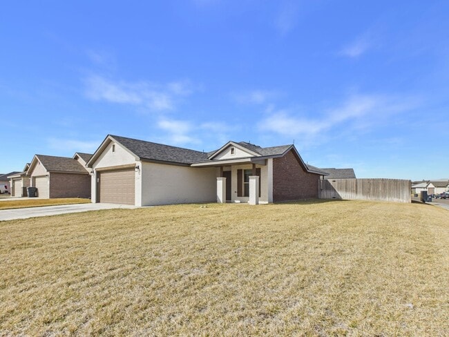 Building Photo - Gorgeous 3/2 in the Meadows!