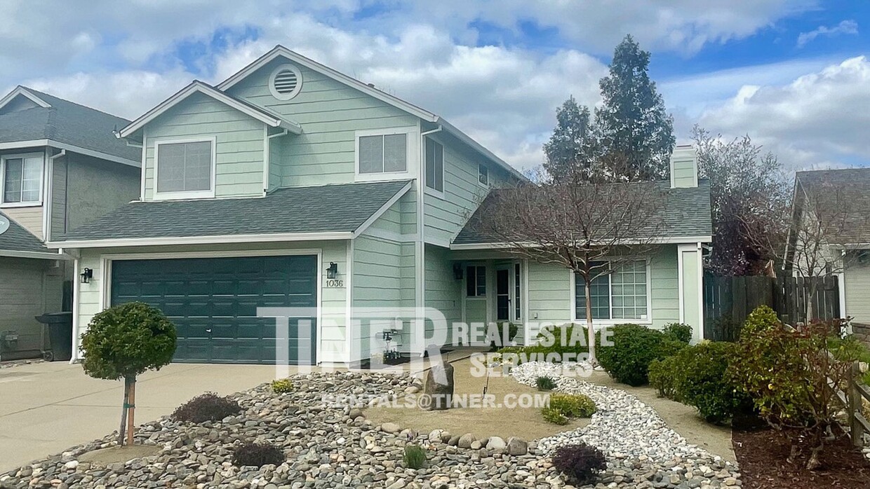 Foto principal - Roseville Beauty with TWO Primary Suites!