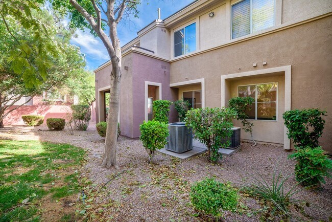Foto del edificio - WOW! AMAZING RENOVATED 3-BEDROOM 3-BATH CO...