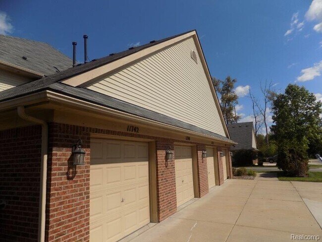 Building Photo - 11740 Farmington Rd