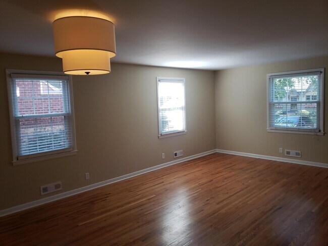 Building Photo - 2502 W Linden Ave