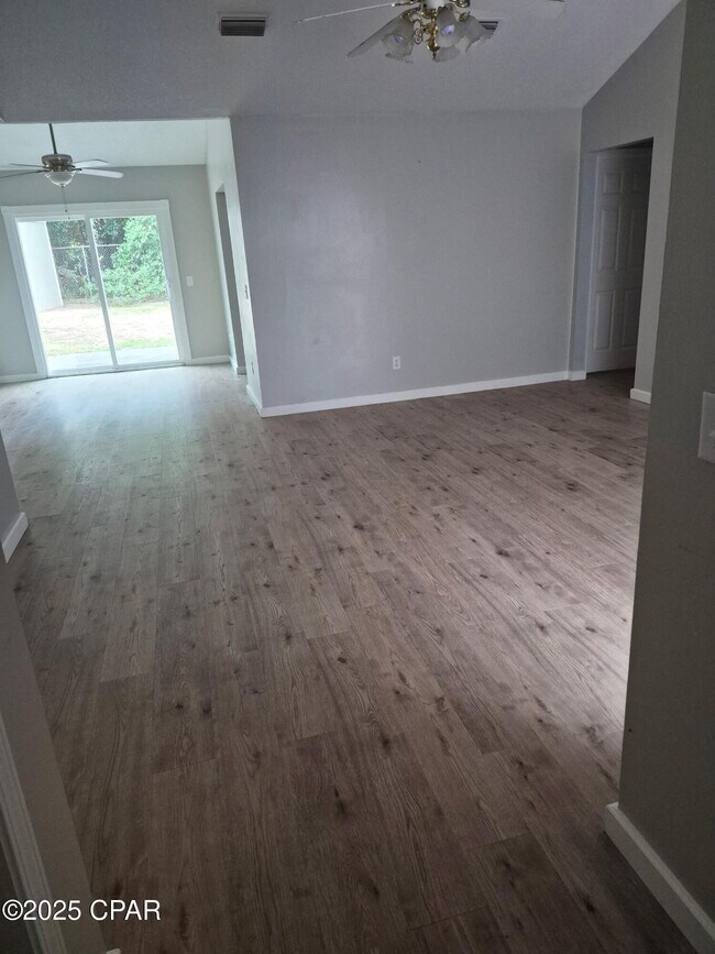 Foto del edificio - 145 Escanaba Ave