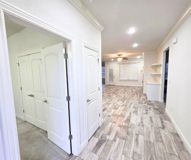 Building Photo - 1001 W Ashmore Landing Loop