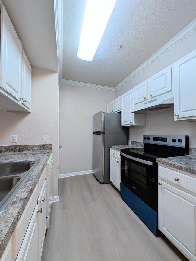 Foto del edificio - Peaceful, quiet & comfortable! New Vinyl Plank flooring & Appliances