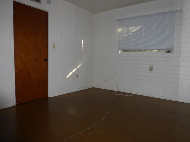 Building Photo - 1200 S Farmer Ave