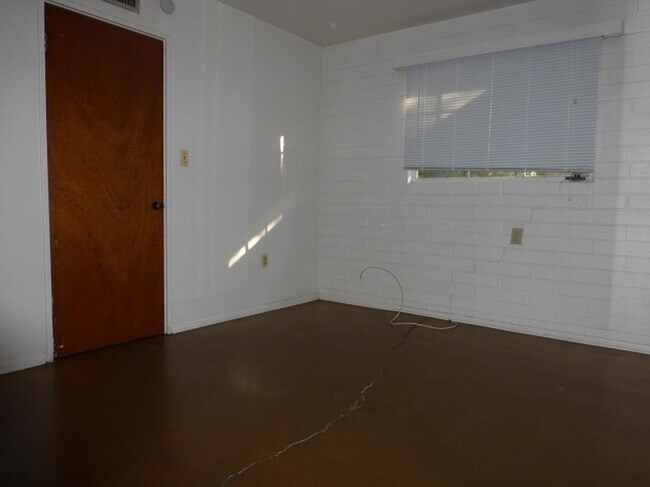 Foto del edificio - 1200 S Farmer Ave
