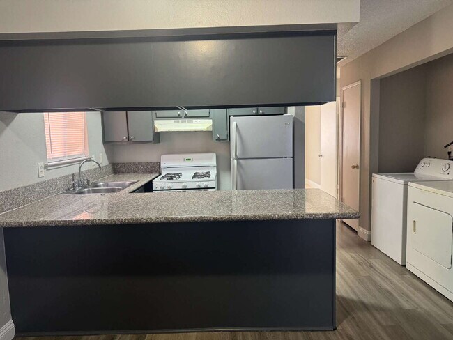 Building Photo - Spacious 2 Bed, 2 Bath Unit – Great Locati...