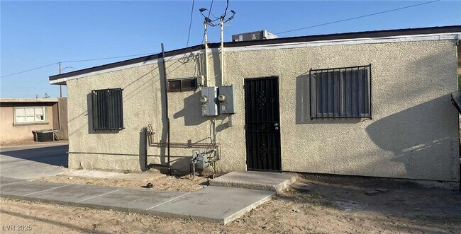 Building Photo - 2200 Stanley Ave