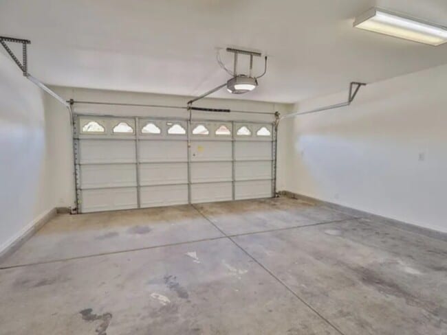 Building Photo - Spacious single story, 4 Bedroom / 2 Bath