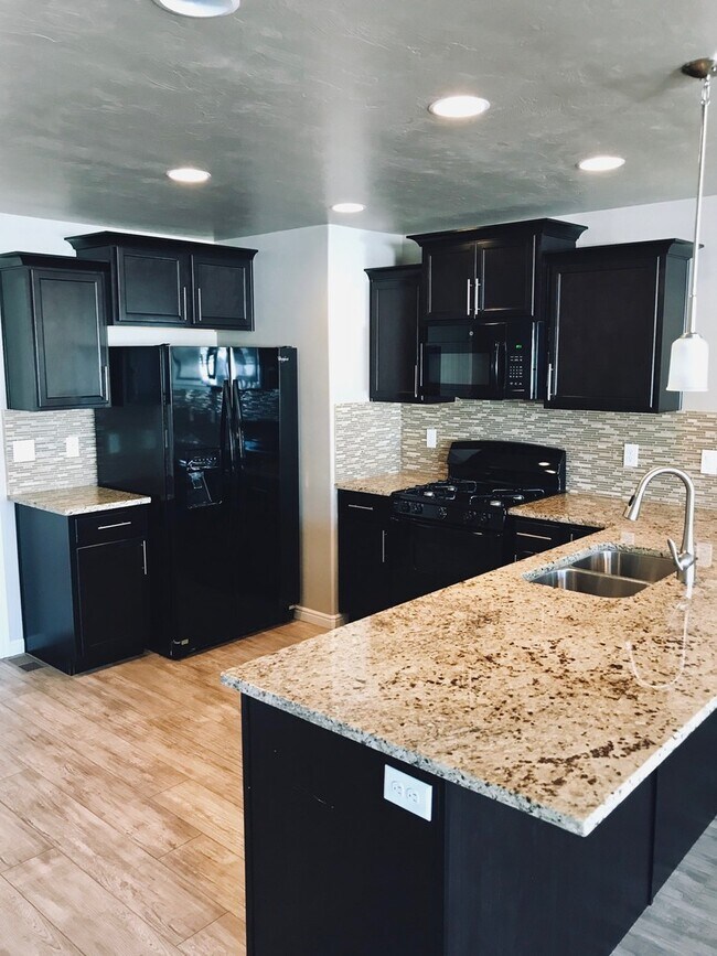 Building Photo - 4 Bedroom/2.5 Bathroom Townhome in Riverton