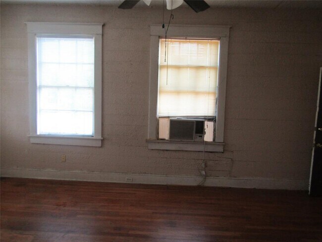 Building Photo - 707 Olive St