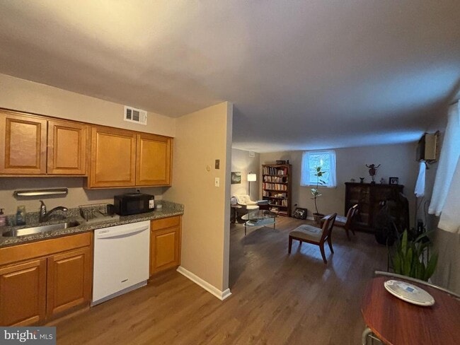 Building Photo - 200 W Evergreen Ave