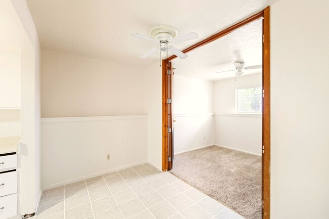 Building Photo - Available Immediately! 2 Bed 1 Bath in Denver