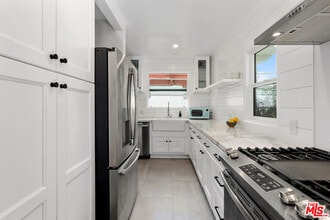 Building Photo - 8472 Oakwood Ave