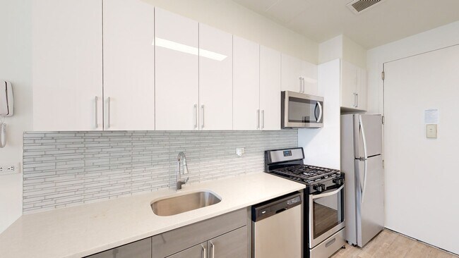 Interior Photo - 10 Hanover Square