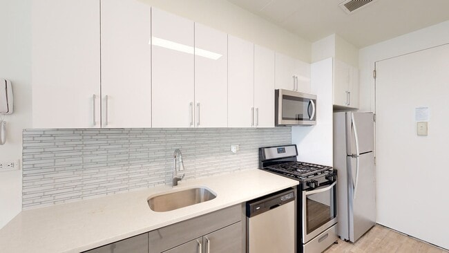 Interior Photo - 10 Hanover Square