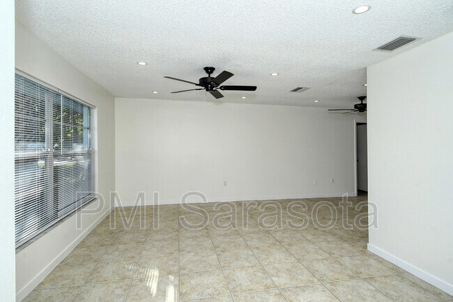 Foto del edificio - 6570 Waterford Cir