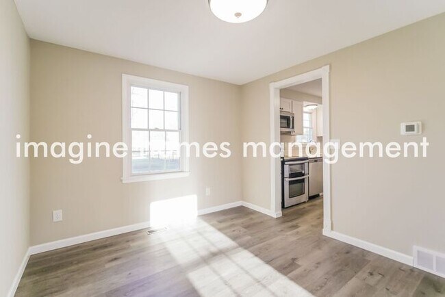 Foto del edificio - Recently Renovated, Large 4-Bedroom Single...