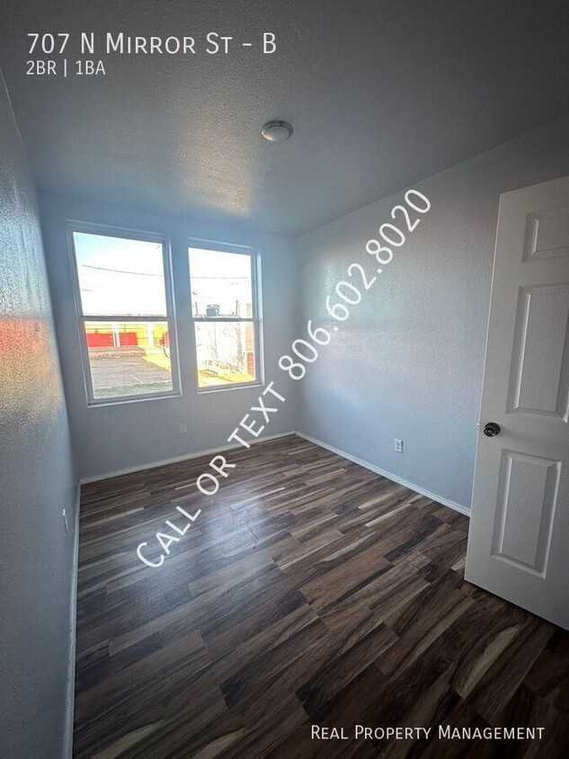 Foto principal - 2 bed 1 bath Mirror Apartments! HUD Accepted