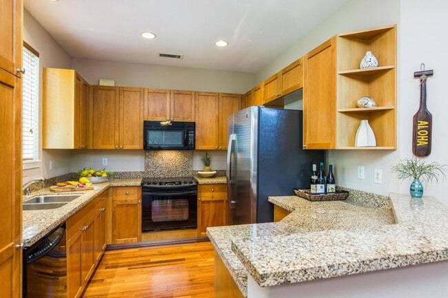 Building Photo - Modern Water Front Condo w/Gorgeous Views, A/C, Yard, & Shared Pool. Ohana Kai