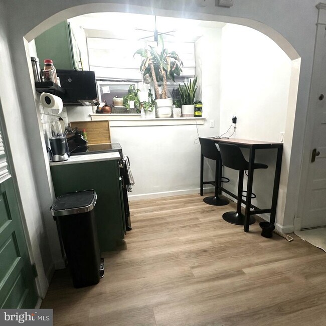 Building Photo - 1005 Stanbridge St