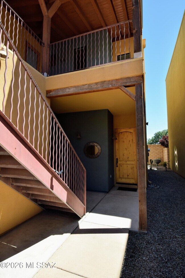 Building Photo - 334 E Cedarvale Rd