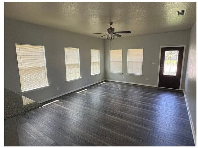 Living Room - 315 W Elm Ave