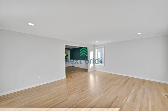Building Photo - Stunning 5-Bedroom Home in Bellevue’s Top ...