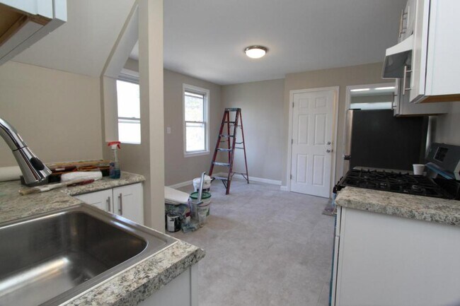 Building Photo - 123 Fiske St