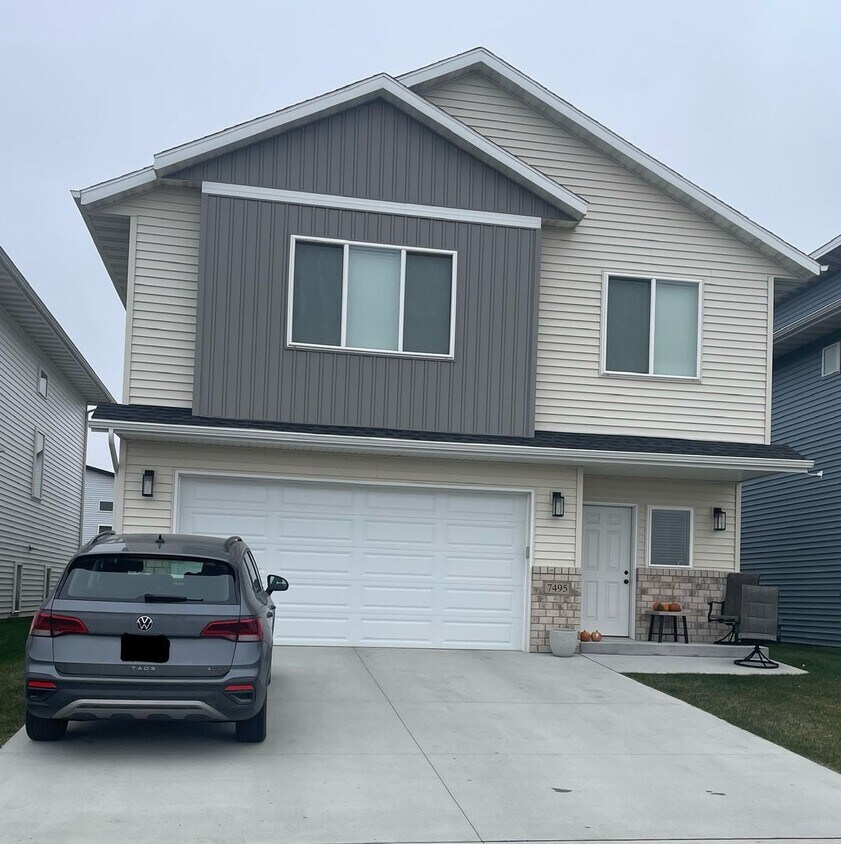 Foto principal - 4-bedroom, 3-bathroom South Fargo Single-Family Home w/ 2 Stall Garage