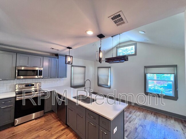 Photo - 334 Dargan Pl SW House