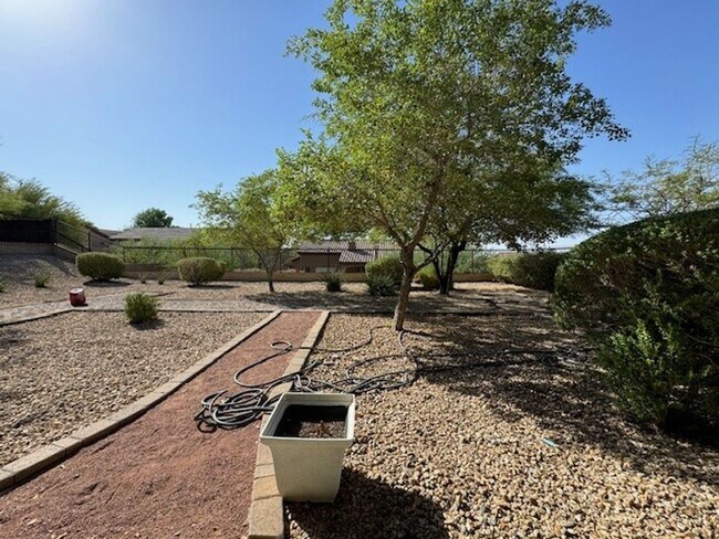 Foto del edificio - Laughlin Ranch 3 BR Large fenced Yard, 3 Car-Boat Deep Garage/ Gated Entry- "Bullhead Parkway"