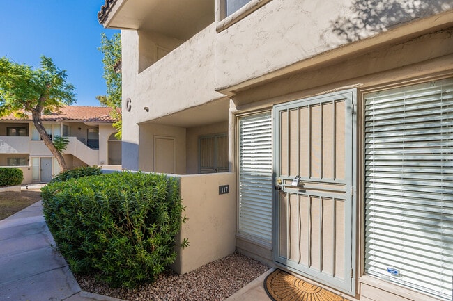 Building Photo - 1820 E Morten Ave