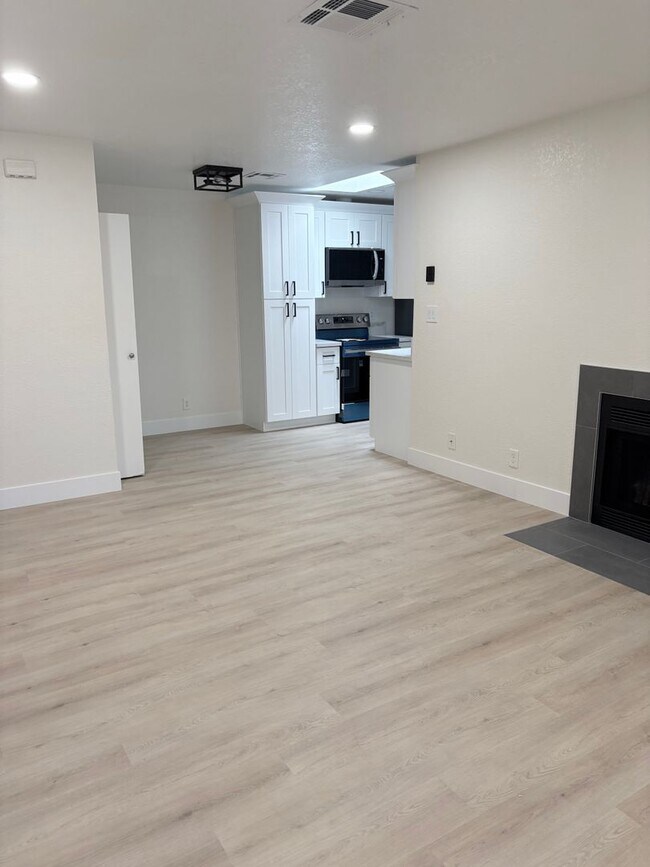 Foto del edificio - **BRAND NEW!! FULLY RENOVATED CONDO IN CHANDLER (CHANDLER BLVD & COOPER)**
