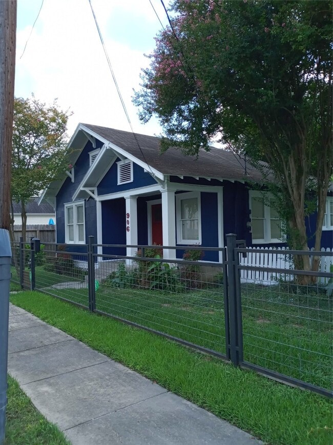 Building Photo - 906 E 24th St