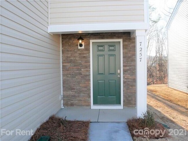 Building Photo - Beautiful Newer Home!!