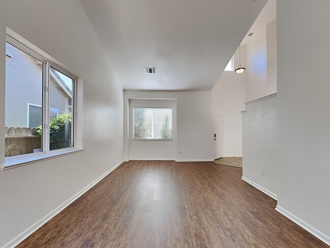 Foto del edificio - 5569 Roaring Rapids Way