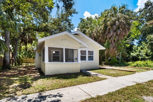 Building Photo - Cute 3bdrm/1bath home with porch & large y...