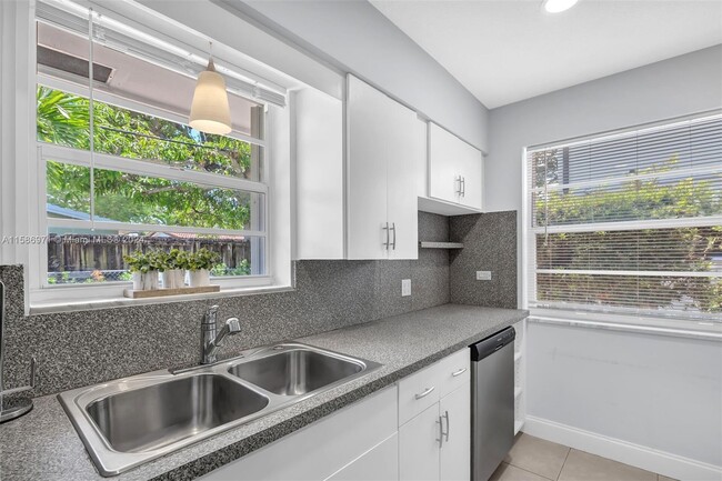 Building Photo - 2160 NE 56th St