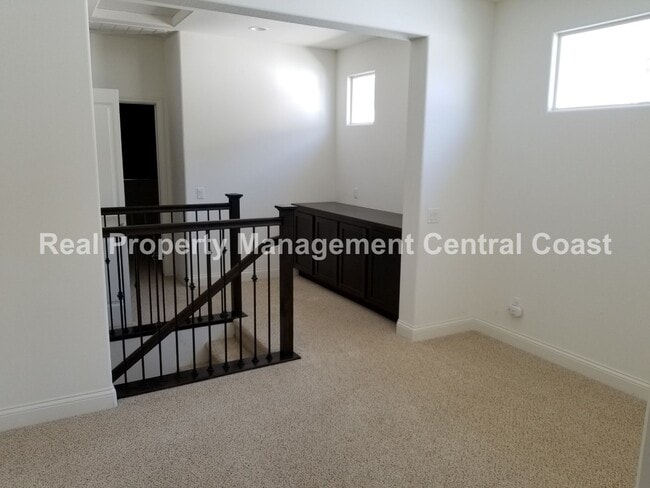 Building Photo - AVAILABLE AUGUST - New Paso Townhouse - 3 ...