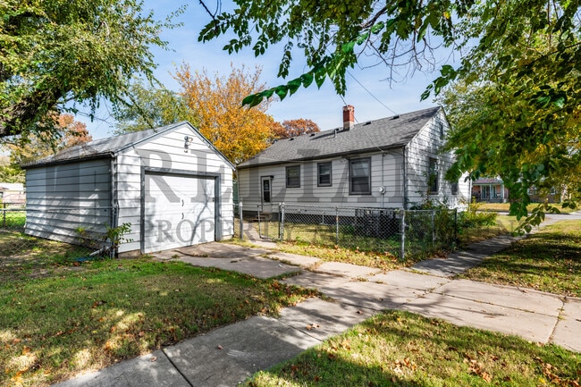 Building Photo - 1701 N Floberta Rd