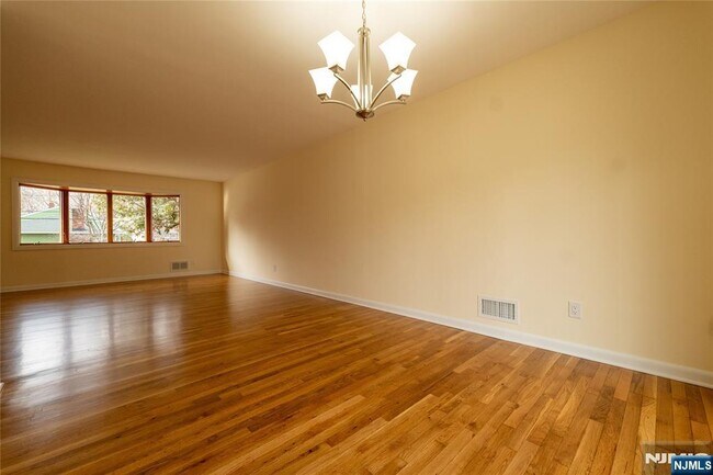 Building Photo - 10 Eastbrook Dr