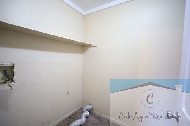 Foto del edificio - Spacious 1 bed /1 full bath apt