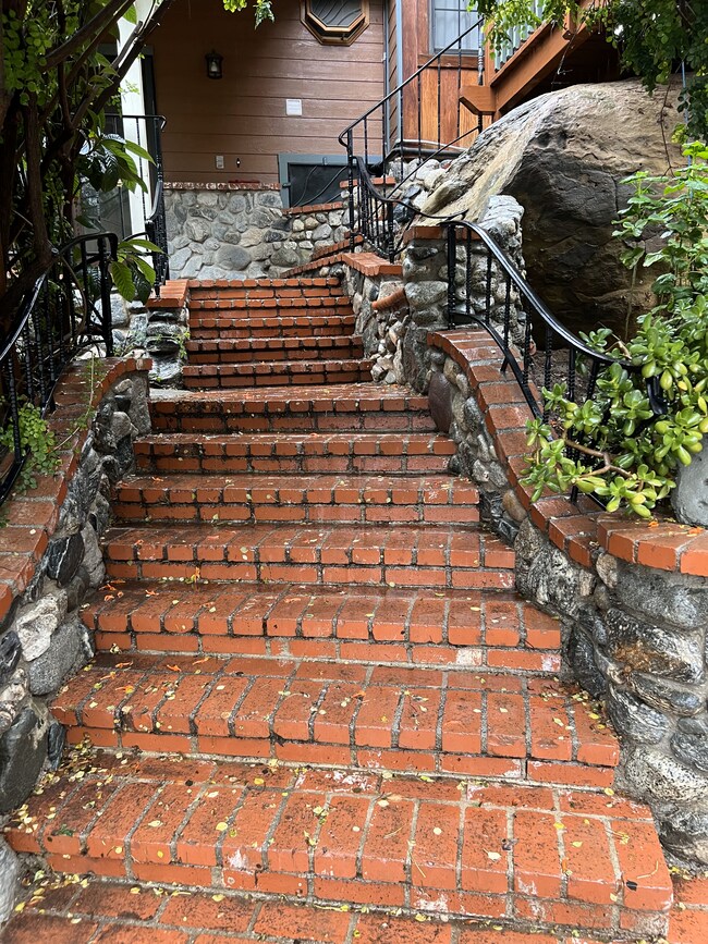 Escaleras de acceso: senderos de piedra y ladrillo. - 9406 Ventura Way