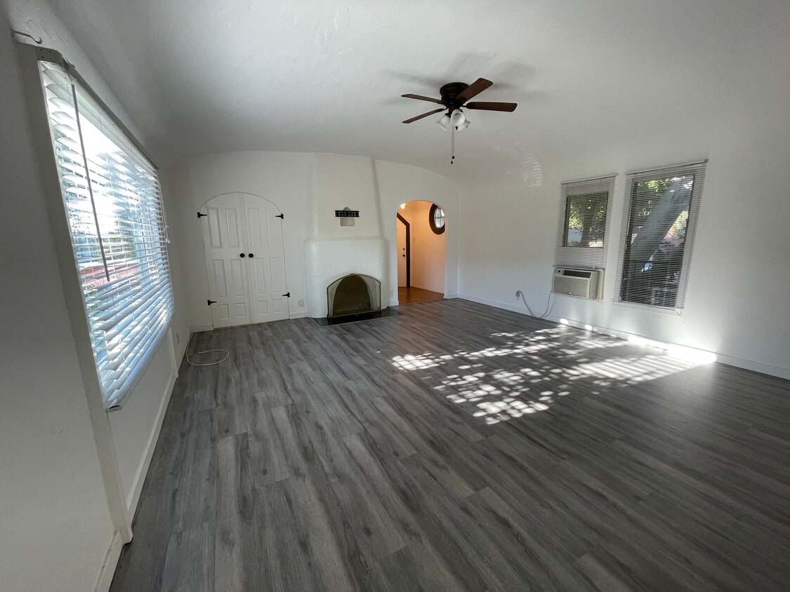 Primary Photo - 3133 Hollycrest Dr