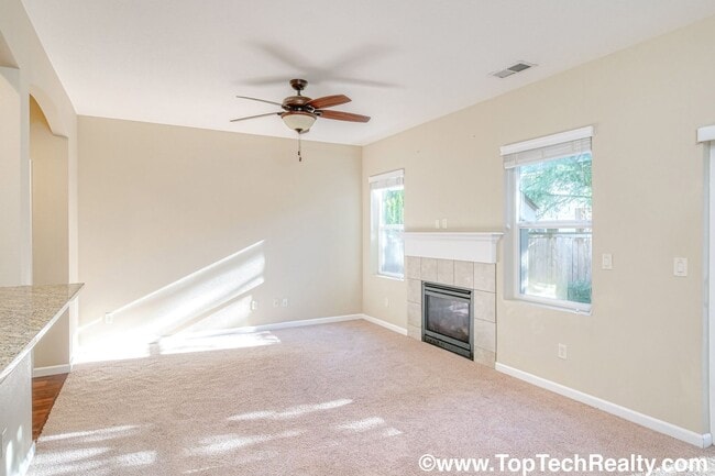 Building Photo - Lovely Home In A Excellent Location! 4 Bed...