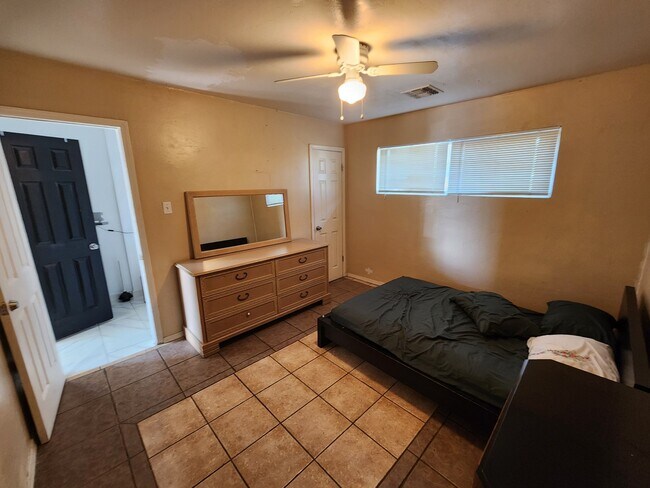 Foto del edificio - 3518 W Lynwood St