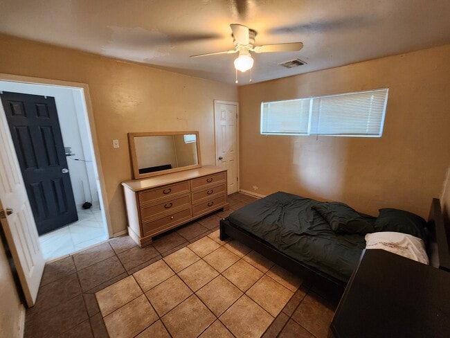 Photo - 3518 W Lynwood St House